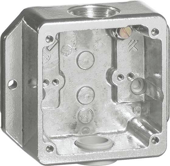 Metalen elektrische aansluitdoos met schroefgaten en kabelopening, geschikt voor bekabeling in industriële omgevingen.