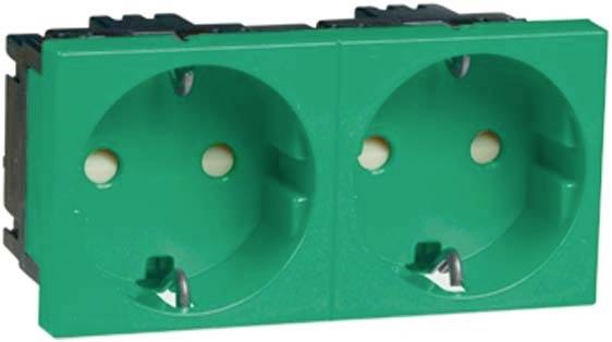 Twee naast elkaar liggende, groene Schuko-stopcontacten zonder aangesloten apparaten, met veiligheidsaarde.
