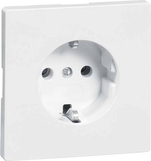 Een witte Europese stopcontact, ingebouwd in een muur, klaar voor elektrische stekkers.