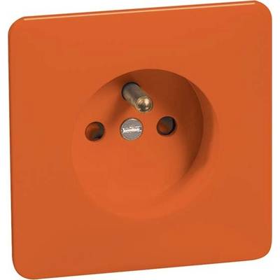 Een oranje stopcontact met twee gaten en een aardpen in het midden. Het is vierkant en glanzend.