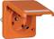 Oranje geaarde stopcontact met een gekantelde klapdeksel die extra bescherming biedt.