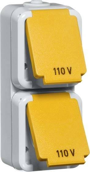 'Dubbele stopcontact, geel, met opschrift 110 V op elke afdekking. Geschikt voor elektrische apparaten die 110 volt nodig hebben.'