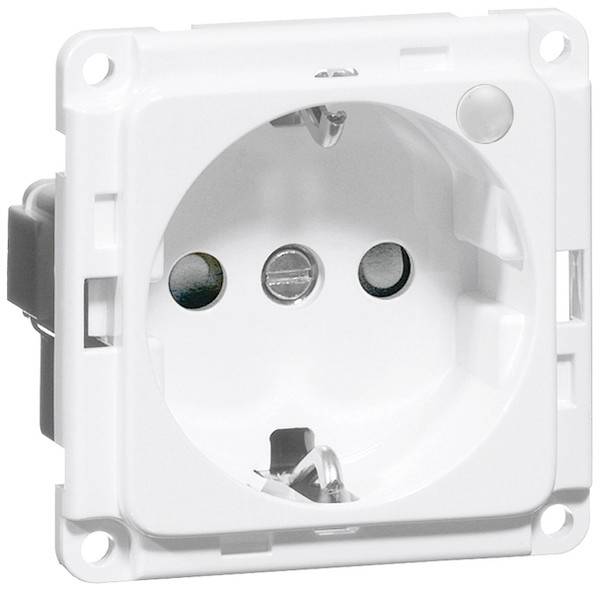 Een witte, vierkante stopcontact met ronde gaten voor Schuko-stekkers, gemarkeerde aardcontacten en schroefbevestiging.