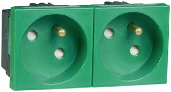 Dubbele wandcontactdoos in het groen met geaarde aansluitingen, geschikt voor Schuko-stekkers.