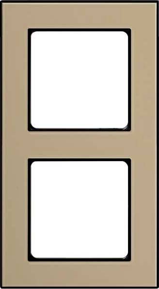 Dubbele afdekraam voor stopcontacten of schakelaars. Beige kleur, verticale uitlijning. Voornamelijk gebruikt voor wandmontage.