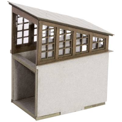 Een eenvoudig modelgebouw met transparante ramen en een hellend dak, geschikt voor modeltreinen of diorama's.