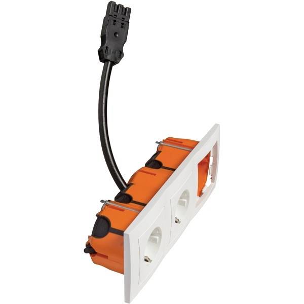 Een oranje stekkerdoos met twee stopcontacten en een zwarte kabelaansluiting, gemonteerd op een witte afdekplaat.
