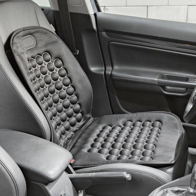 Autostoel met ergonomische, zwarte zitaankleding; verbetert comfort en ondersteunt de rug. Ideaal voor lange ritten.