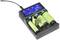 Een batterijlader met vier laadplaatsen die verschillende batterijen kunnen opladen. Een blauw scherm toont laadstatistieken.