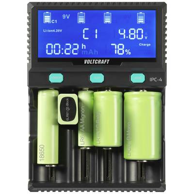 Een batterijlader met een digitaal display toont laadgegevens zoals spanning, capaciteit en laadtijd. Vier batterijen van verschillende formaten worden opgeladen.