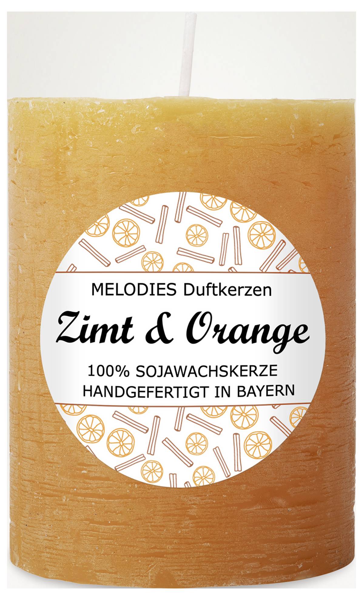 Oranjekleurige geurkaars met label 'MELODIES Geurkaarsen Kaneel & Sinaasappel', 100% sojawas, handgemaakt in Beieren.