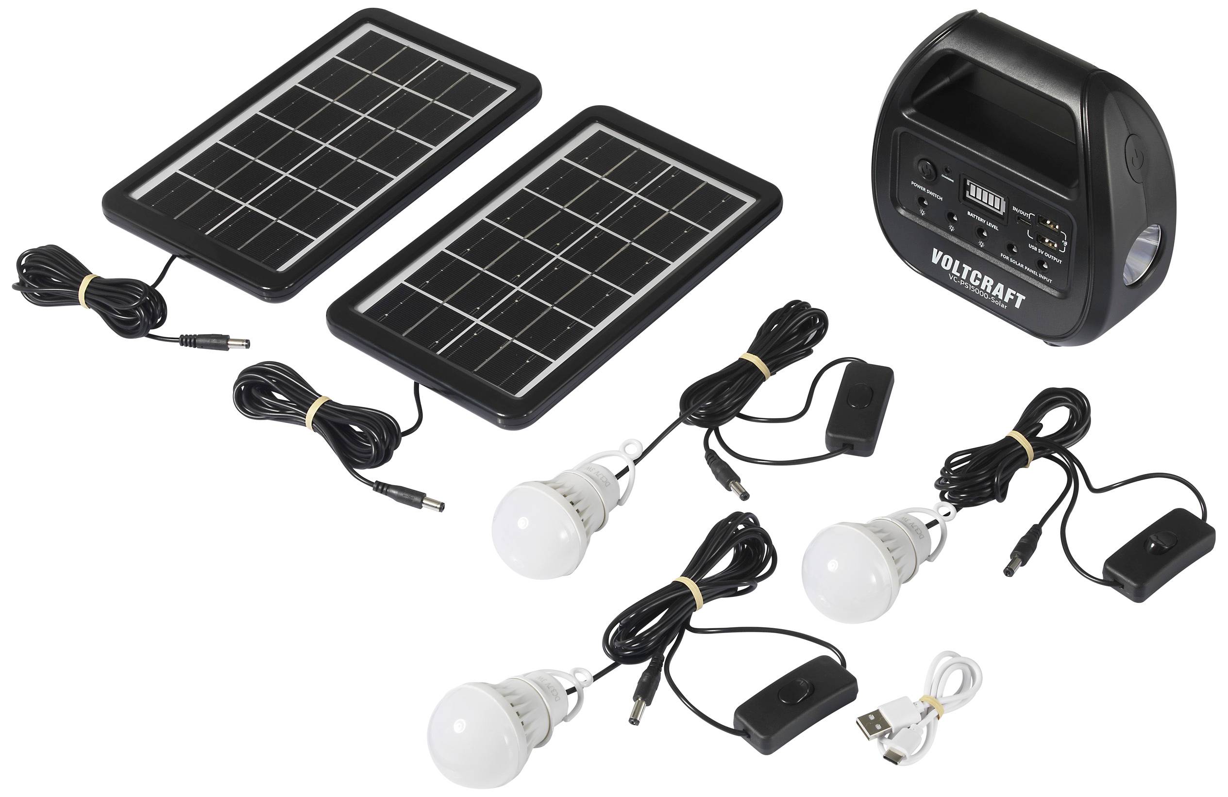 Twee zonnepanelen, vier LED-lampen met kabels en een draagbaar zonnensysteem met display, aansluitingen en USB-kabel voor energievoorziening.