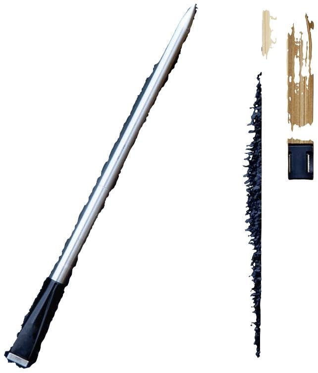 Een zwarte kajal-eyeliner met puntenslijper, naast een beige lippenstift; beide met kleurstrepen. Cosmetische accessoires voor make-up.