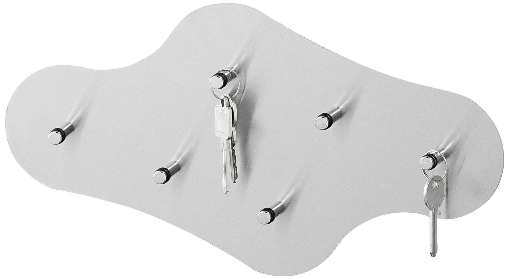 Metalen sleutelbord met negen haken, waaraan twee sleutelhangers hangen.