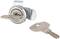 Een cilinderslot met een ingestoken sleutel en een extra liggende sleutel op een witte ondergrond.