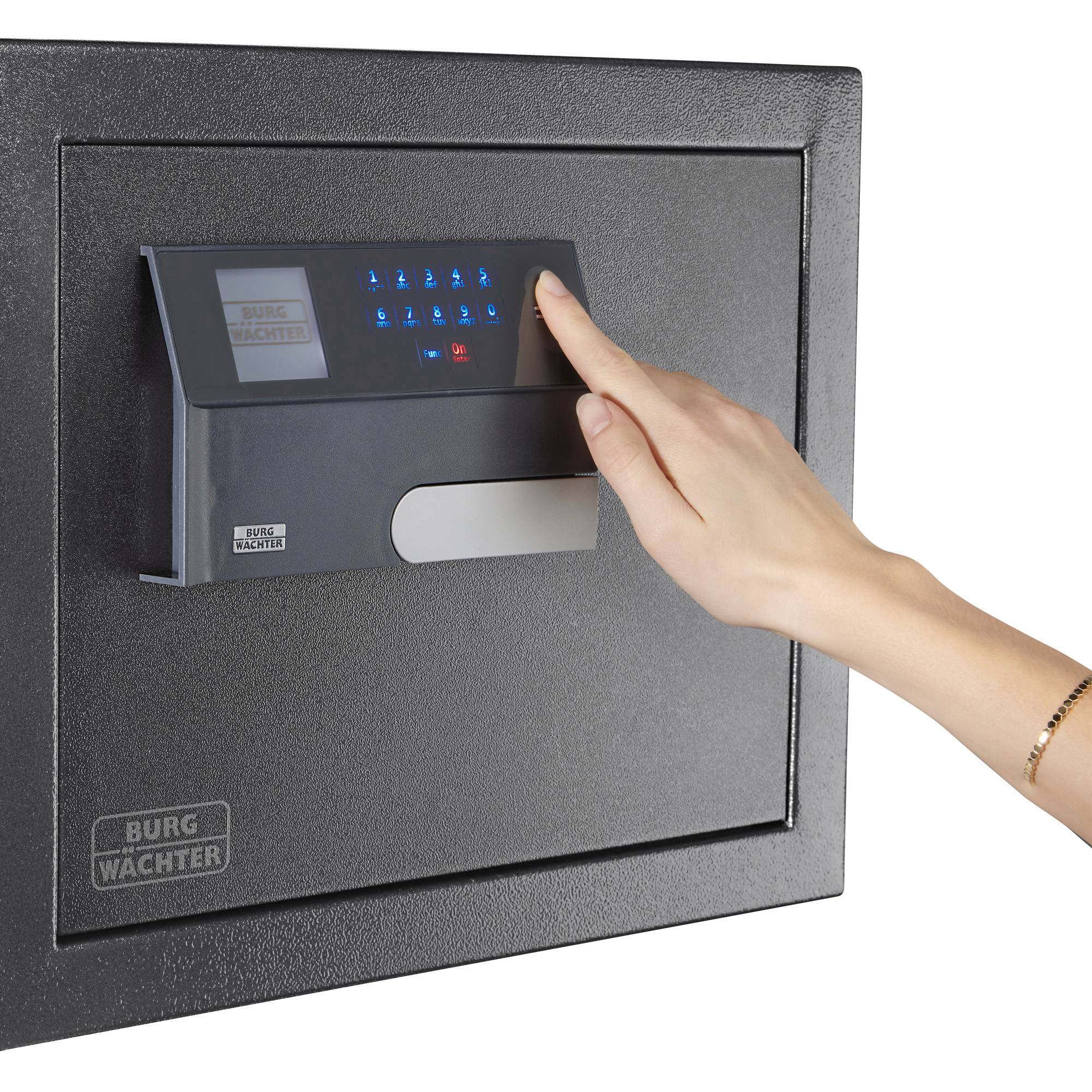 Een hand opent een kluis met een elektronisch cijferslot van Burg Wächter.