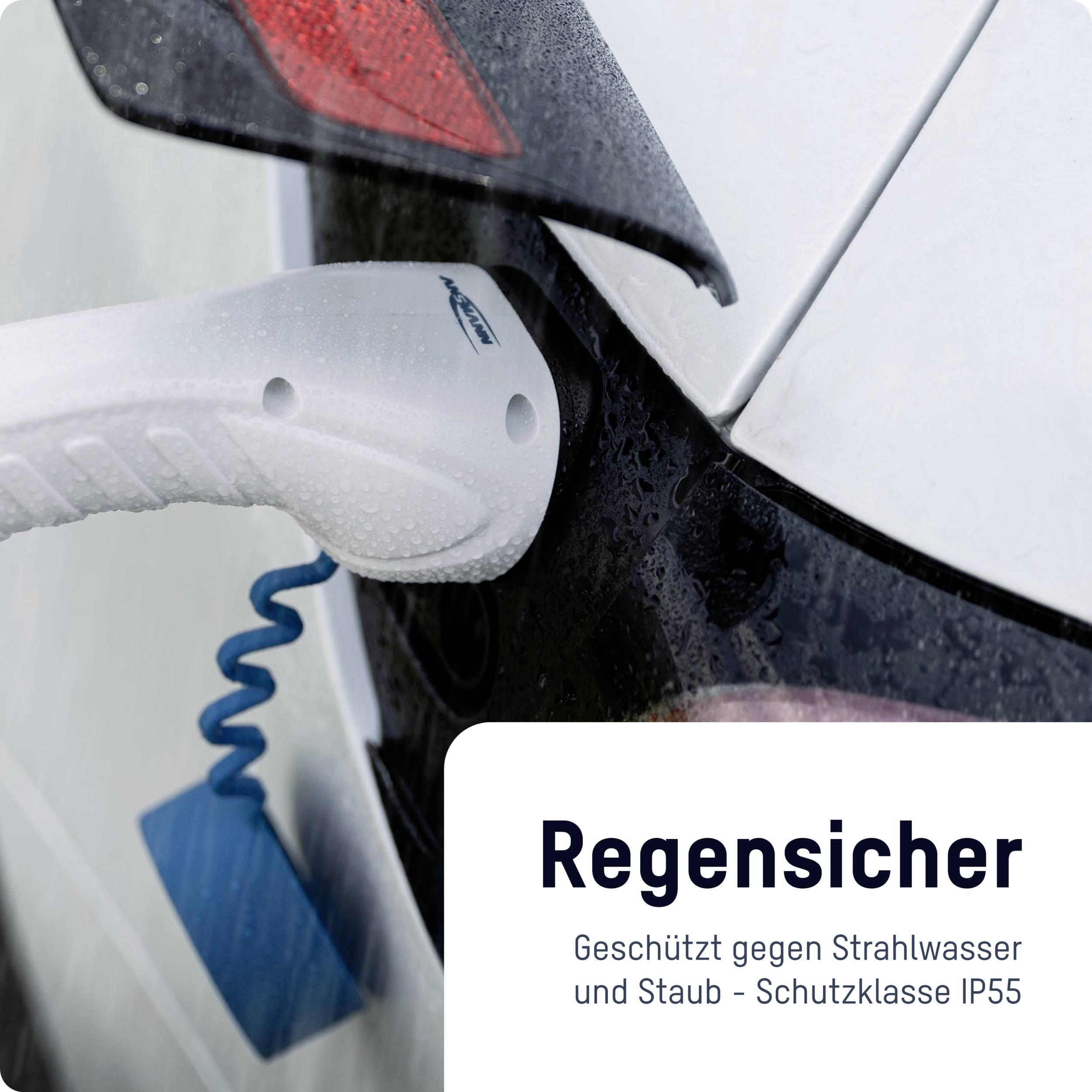 Een wit elektrisch voertuig wordt aangesloten op een laadkabel. Tekst: 'Regenbestendig: Beschermd tegen waterstralen en stof - Beschermingsklasse IP55'.
