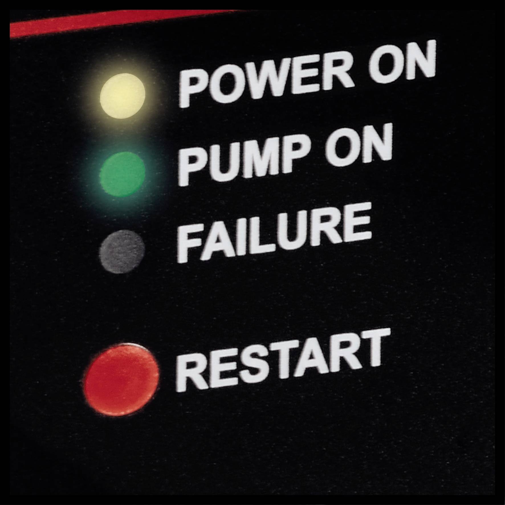'POWER ON' en 'PUMP ON' zijn geactiveerd. 'FAILURE' is uit. 'RESTART' brandt rood.