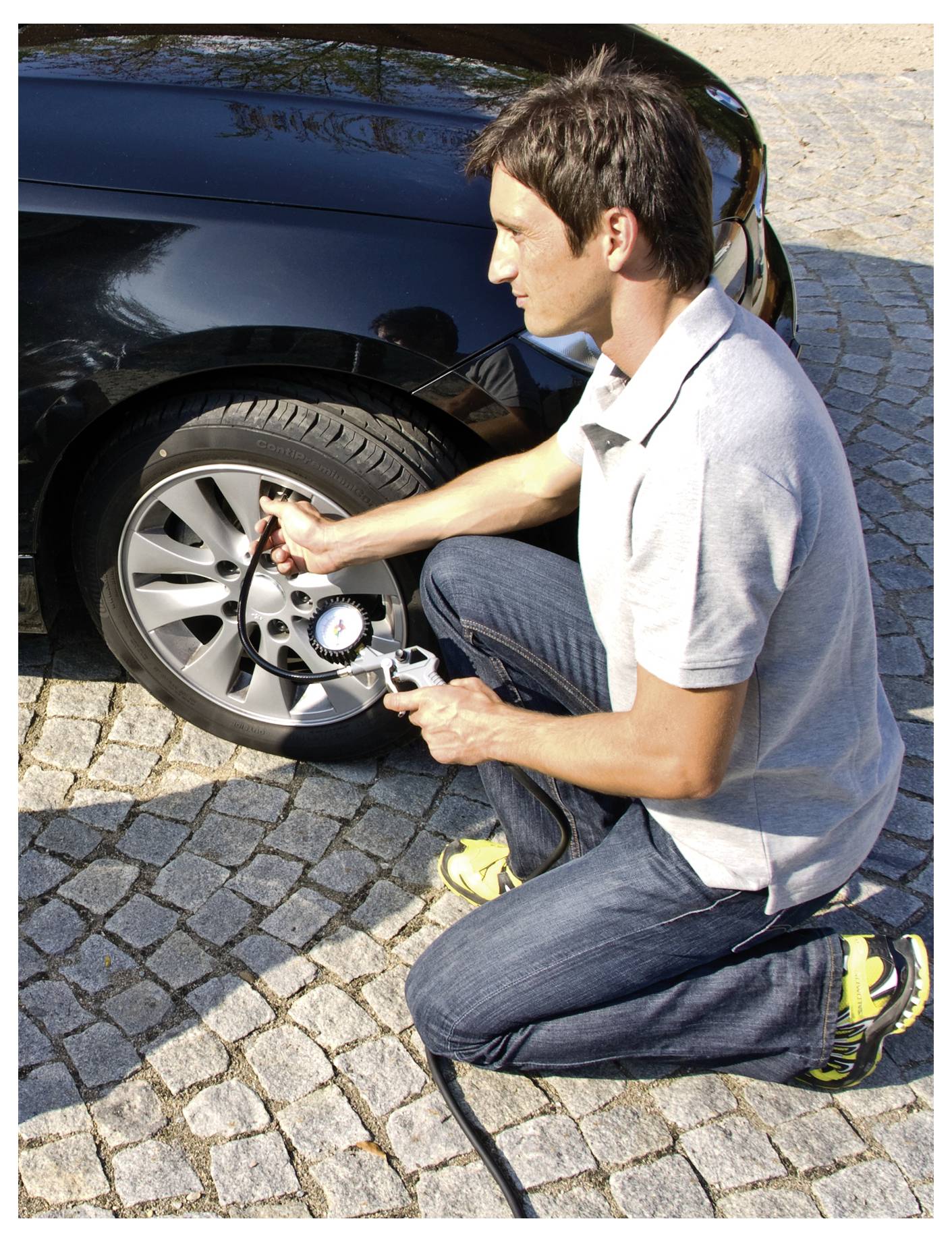 Luchtdrukmeter met manometer en slang, inclusief verschillende ventiladapters. Voor het meten en reguleren van de bandenspanning.