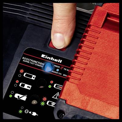 De vinger drukt op de rode toets van een oplader van het merk Einhell. Het display toont 'BOOSTFUNCTIE SUPER SNEL OPLADEN'.