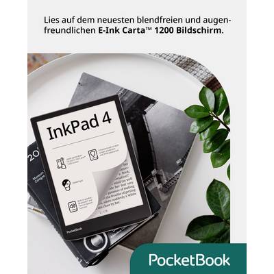 Een e-reader 'PocketBook InkPad 4' ligt op een tafel met details zichtbaar op het scherm. Op de achtergrond een notitieboek en een plant.