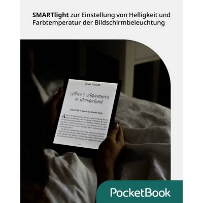 Een persoon leest een e-book op een PocketBook-apparaat in bed. Op het scherm staat de titel 'Alice's Adventures in Wonderland'.