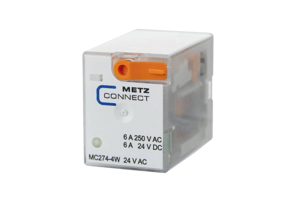 Een wit elektrisch relais van Metz Connect met een oranje hefboom. Opschriften: '6 A 250 V AC', '6 A 24 V DC', 'MC274-4W 24 V AC'.