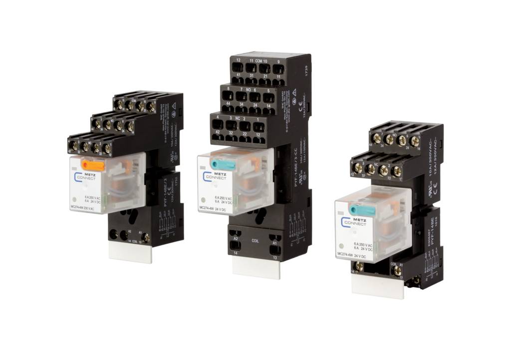 Drie zwarte relaismodules op een rij, elk met verschillende gekleurde labels aan de voorkant. Technische componenten.
