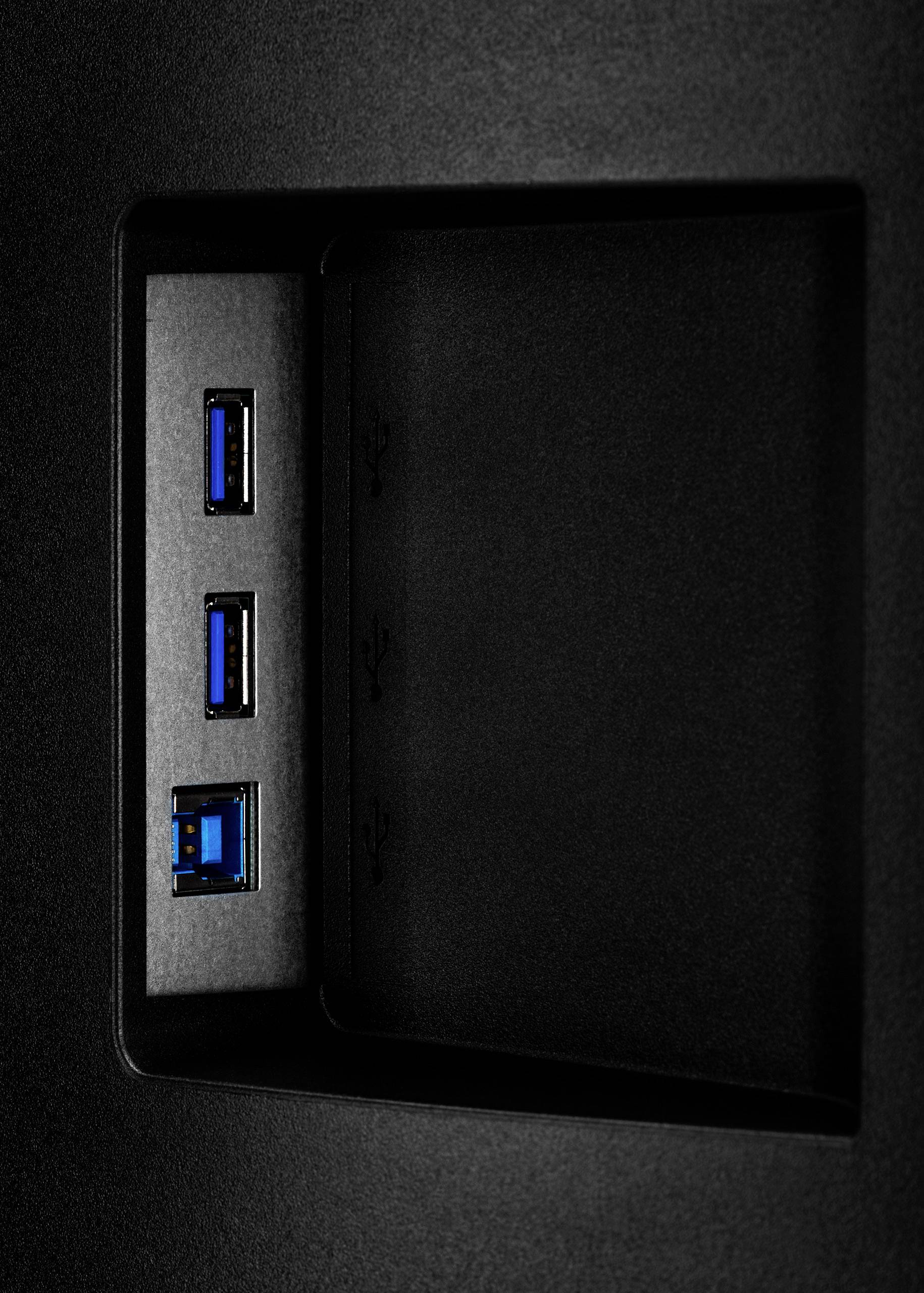 Drie USB-poorten in een zwarte behuizing, vermoedelijk onderdeel van een elektronisch apparaat, twee USB 3.0 en een extra USB-aansluiting.