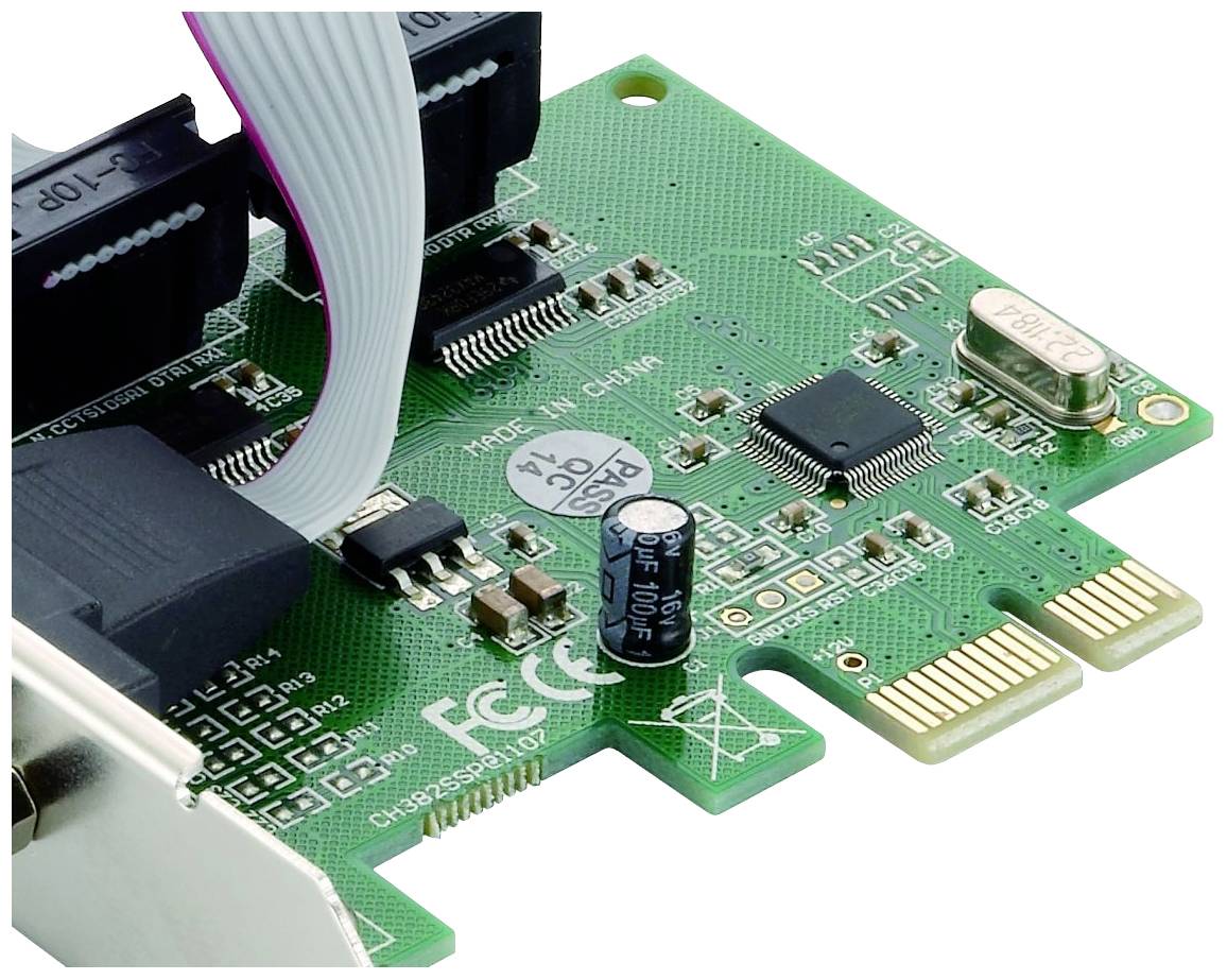 Groene printplaat met verschillende elektronische componenten, twee aansluitsleuven en witte verbindingskabels.