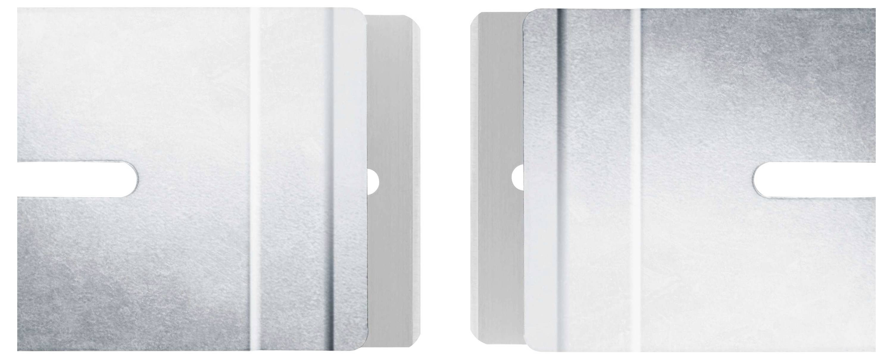 Twee metalen panelen met sleufvormig uitgestanste openingen, symmetrisch gerangschikt voor een witte achtergrond.