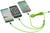 Drie smartphones worden verbonden met een groen oplaadkabel die samenkomt tot één kabel. Compatibiliteit voor verschillende telefoonmodellen.