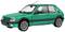 Een groene auto, gezien van opzij. Hij heeft twee deuren en is compact vormgegeven.