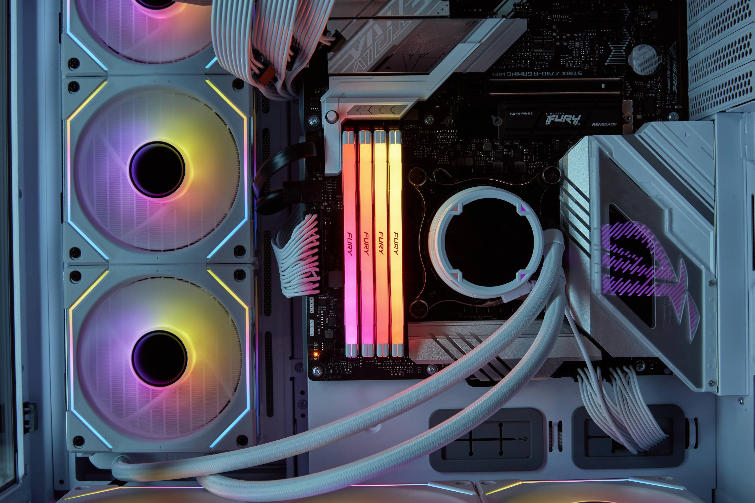 Computerbehuizing met open zijkant, gekleurd verlichte ventilatoren, geplaatste RGB-RAM-sticks, zichtbaar kabelbeheer.