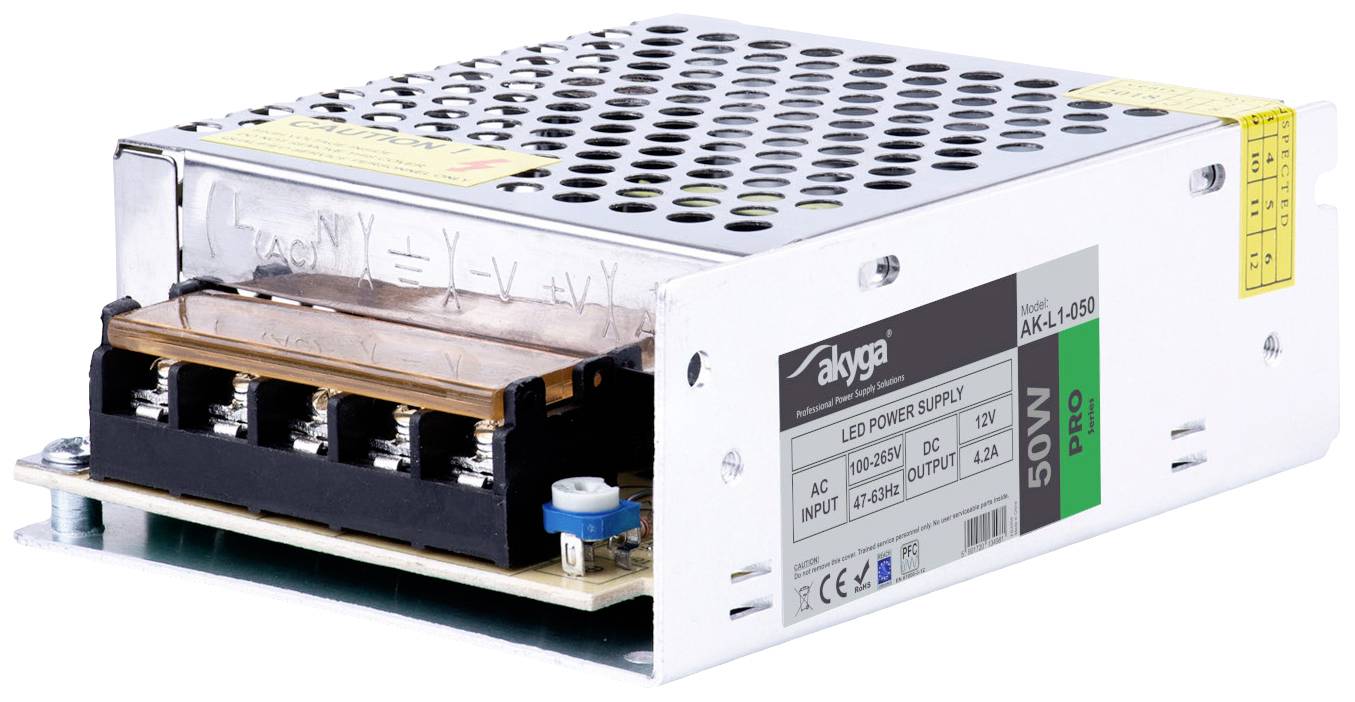Een zilverkleurige 50W LED-voeding van Akyga met geventileerde bovenkant, zijdelings gemonteerde aansluitklemmen en labels voor spanningsinstelling.
