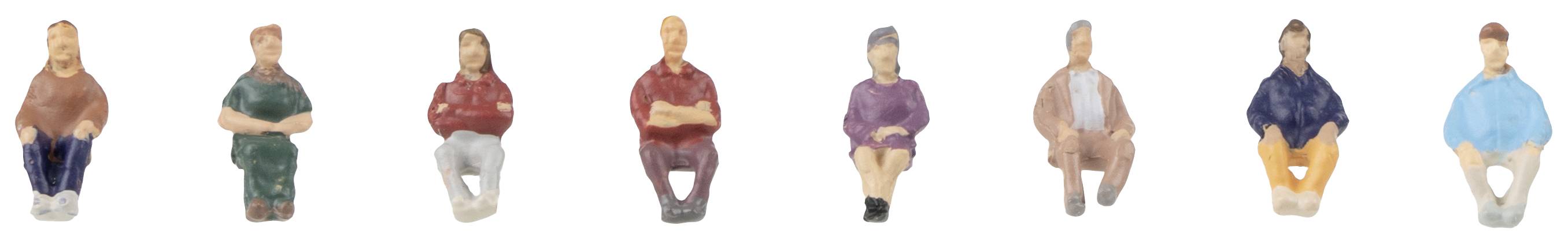 Een rij van acht miniatuurfiguren zit naast elkaar, elk in verschillende houdingen en gekleed in gekleurde kledij.