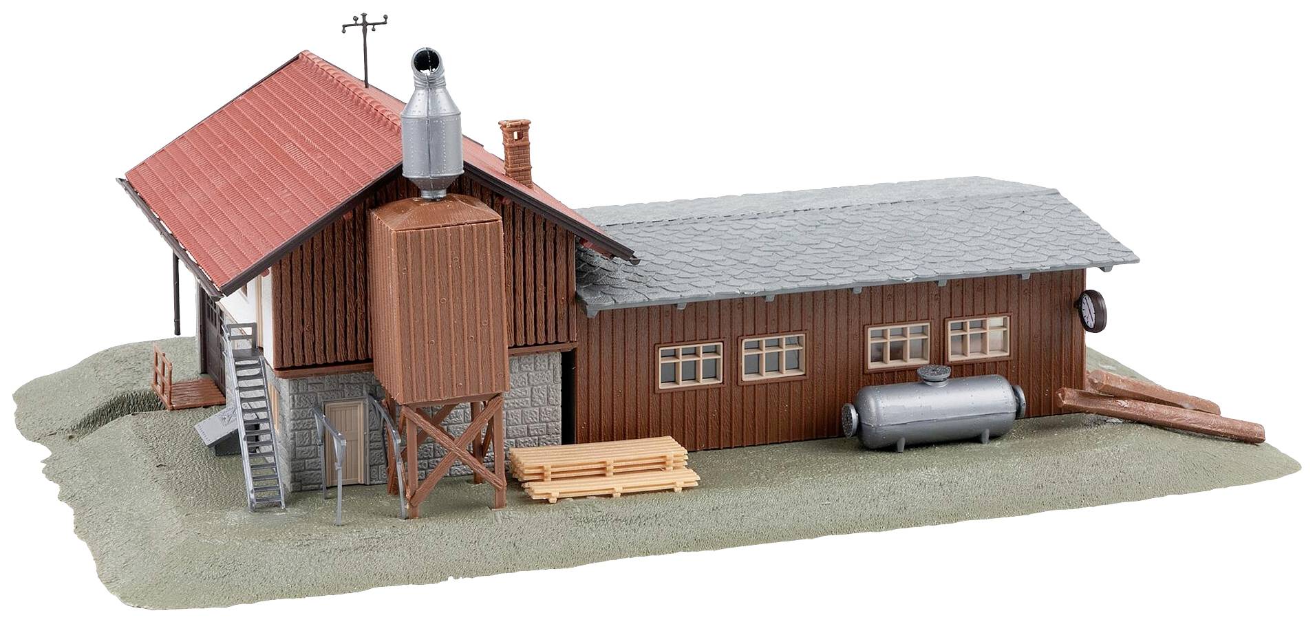 Model van een agrarisch gebouw met een rood dak, schoorsteen, silo en bijgebouwen. Naast het gebouw staat een watertank.