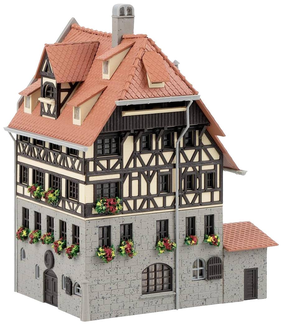 Vakwerkgebouw met rode dakpannen en bloembakken aan de ramen. Architectuur in traditionele stijl.