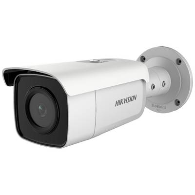 Een Hikvision-bewakingscamera is bevestigd aan een muursteun. Hij heeft een modern, wit behuizing.