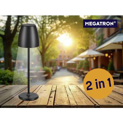 Een stijlvolle zwarte lamp staat op een houten tafel buiten bij zonsondergang. Op de achtergrond zijn tafels en parasols te zien.