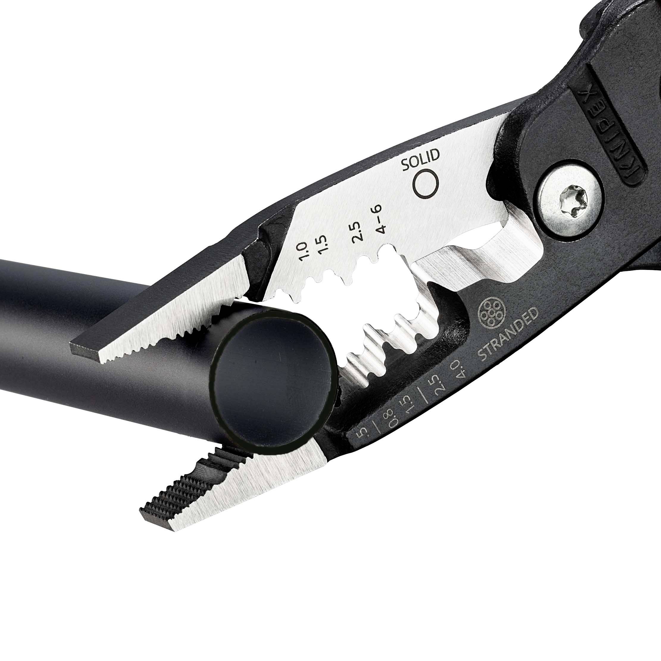 Een draadkniptang snijdt een kabel door. De snijrand heeft markeringen voor draaddikte. Geschikt voor massieve en gevlochten kabels.