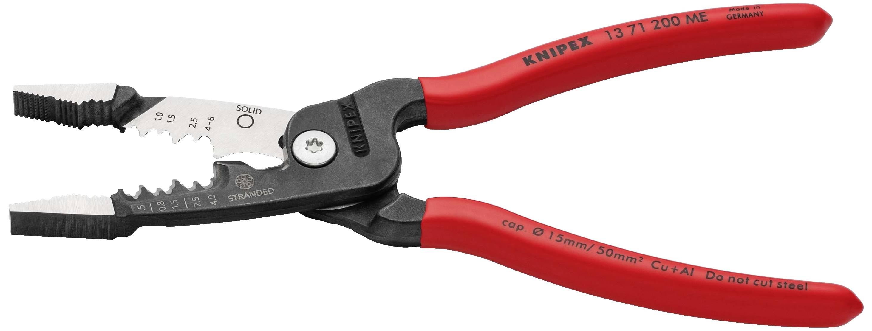 Een rode combinatietang met geïsoleerde handgrepen en getande bekken voor het grijpen, knippen en strippen van draden.