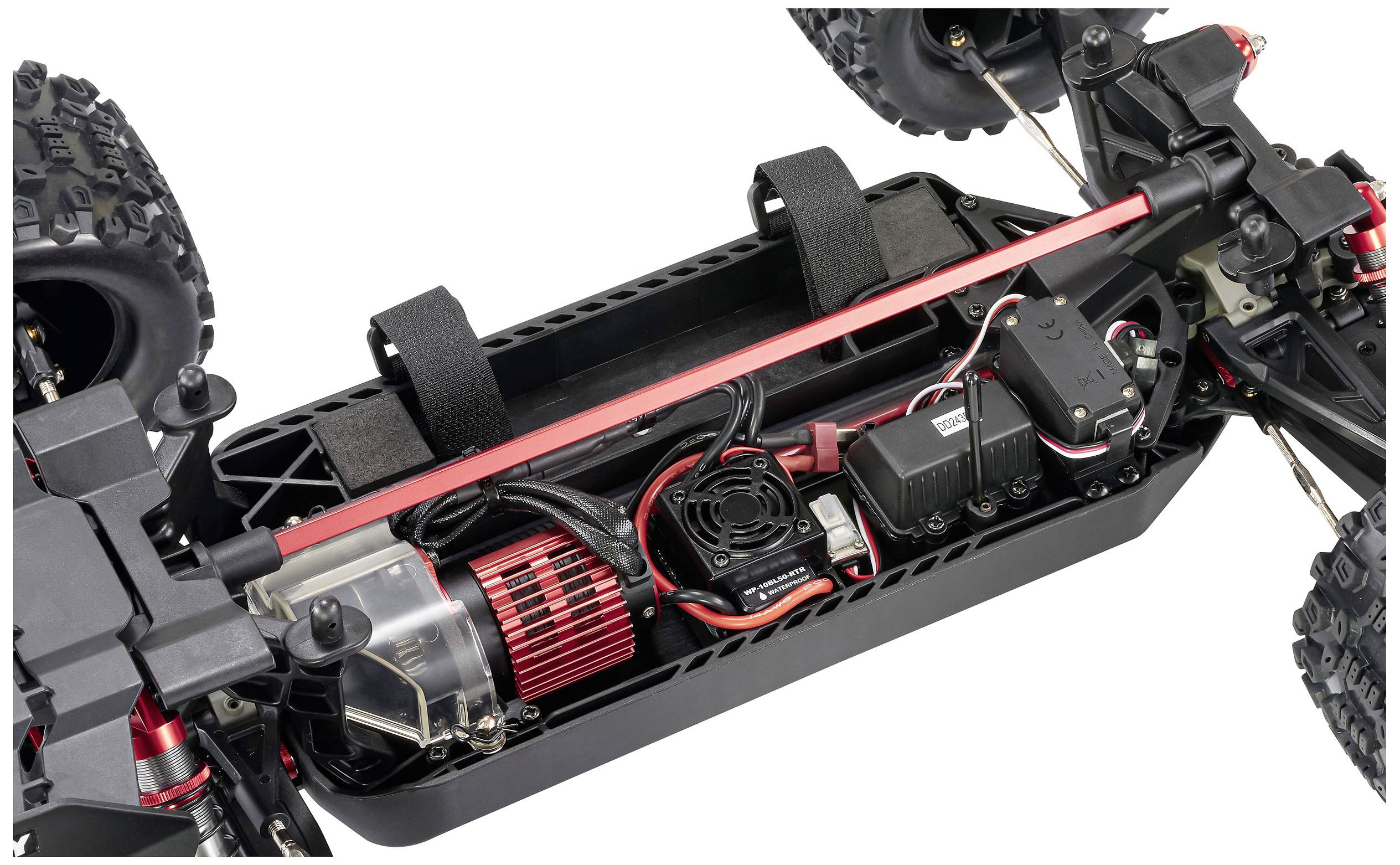 Afstandsbediend autochassis van dichtbij. De motor, bekabeling, accuhouder en ophanningscomponenten zijn zichtbaar.