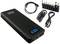 Een zwarte draagbare powerbank met LCD-display en meerdere aansluitingen, waaronder USB en autoadapter, met verschillende connectoren.