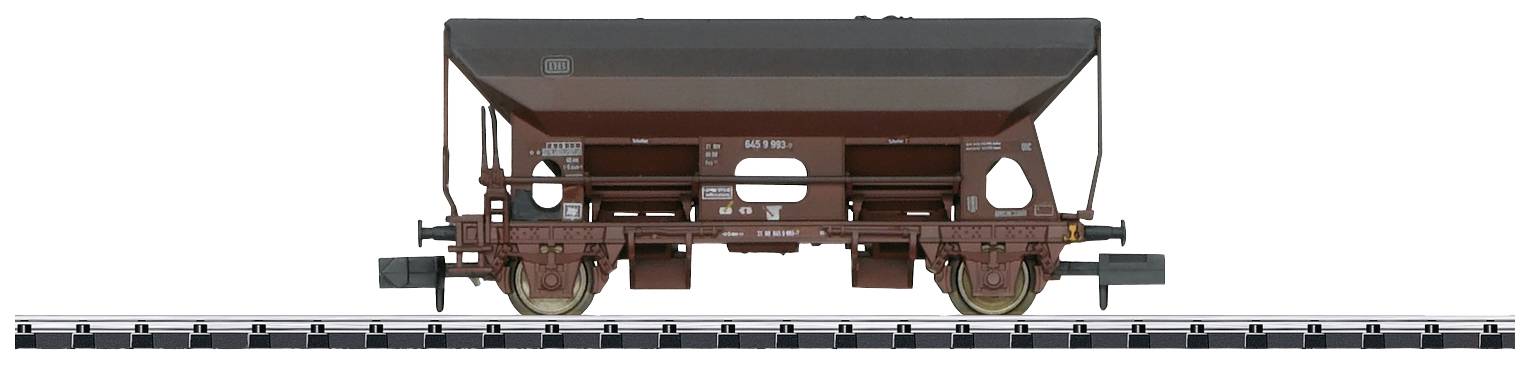 Een bruine goederenwagon op rails, zijaanzicht. De wagon heeft een trapeziumvormige laadcapaciteit en is geschikt voor bulkgoederen.