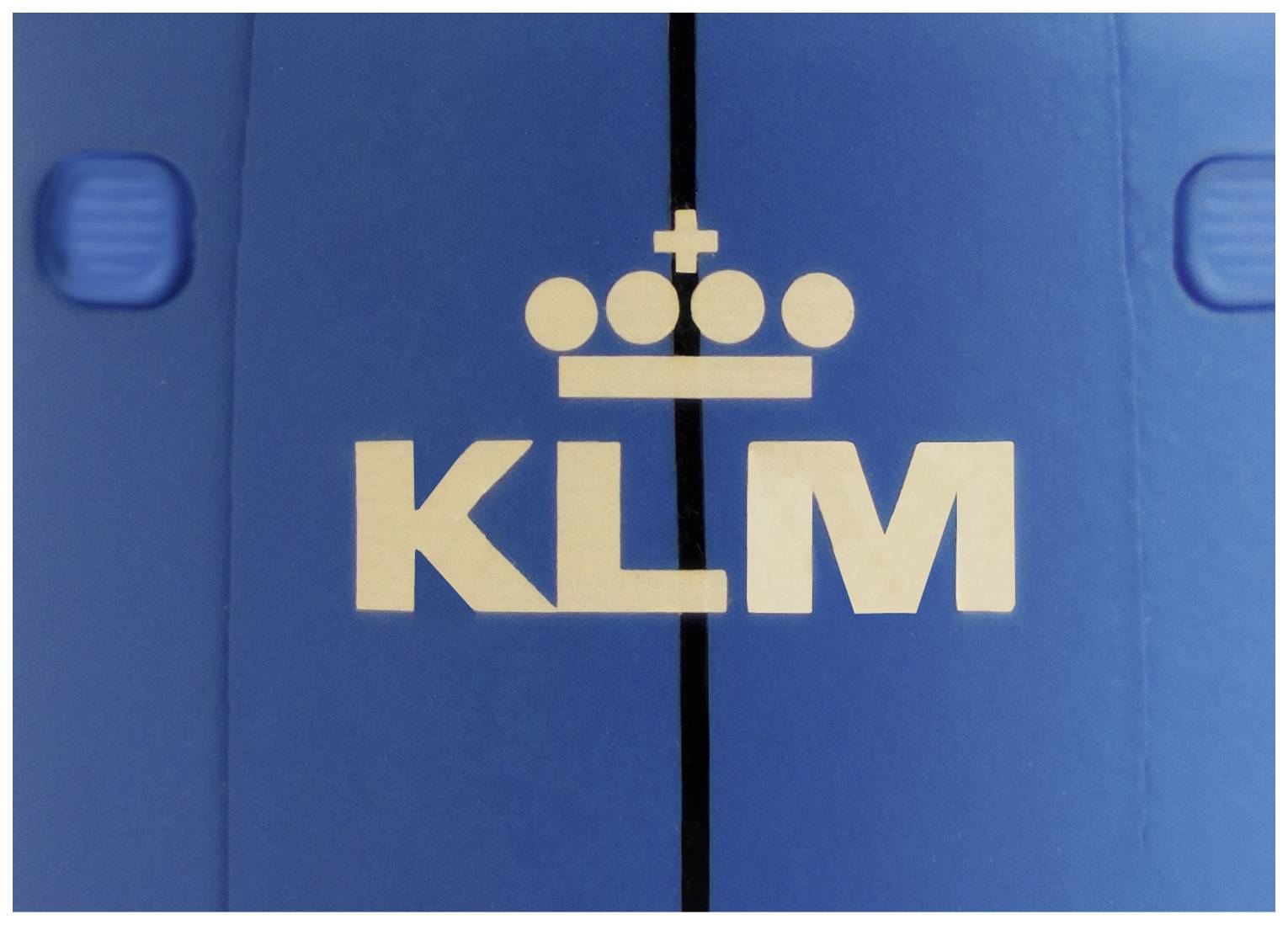 Het beeld toont het KLM-logo met witte tekst op een blauwe achtergrond. Bovenaan is een gestileerde kroon afgebeeld.
