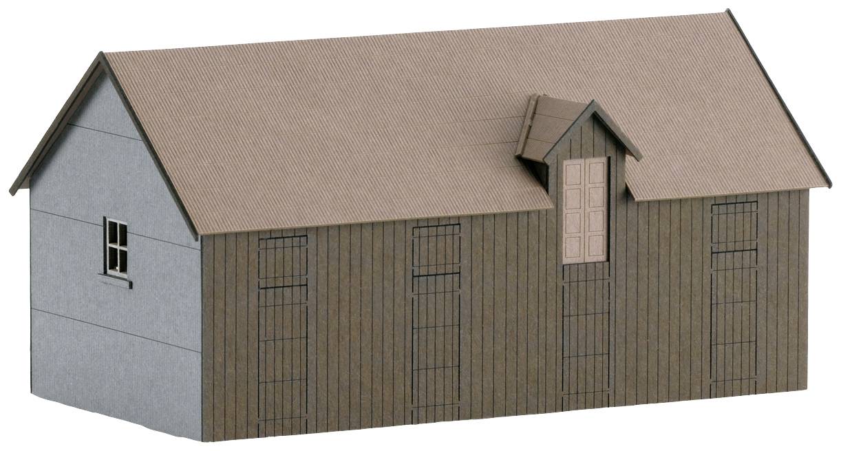 Een modelbouwgebouw met houten wanden en een zadeldak. Het heeft ramen aan de linkerkant en een kleine deur in het dakgedeelte.