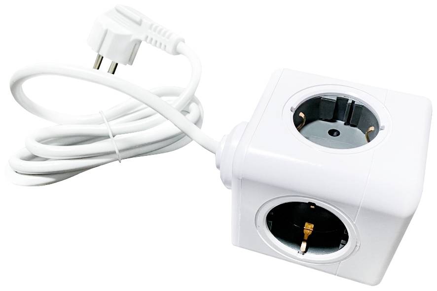 Een witte stekkerdoos met vier stopcontacten en een stroomkabel.
