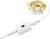 Een opgerolde LED-lichtstrip met aangesloten adapter toont de aansluiting op een stroombron voor verlichting.