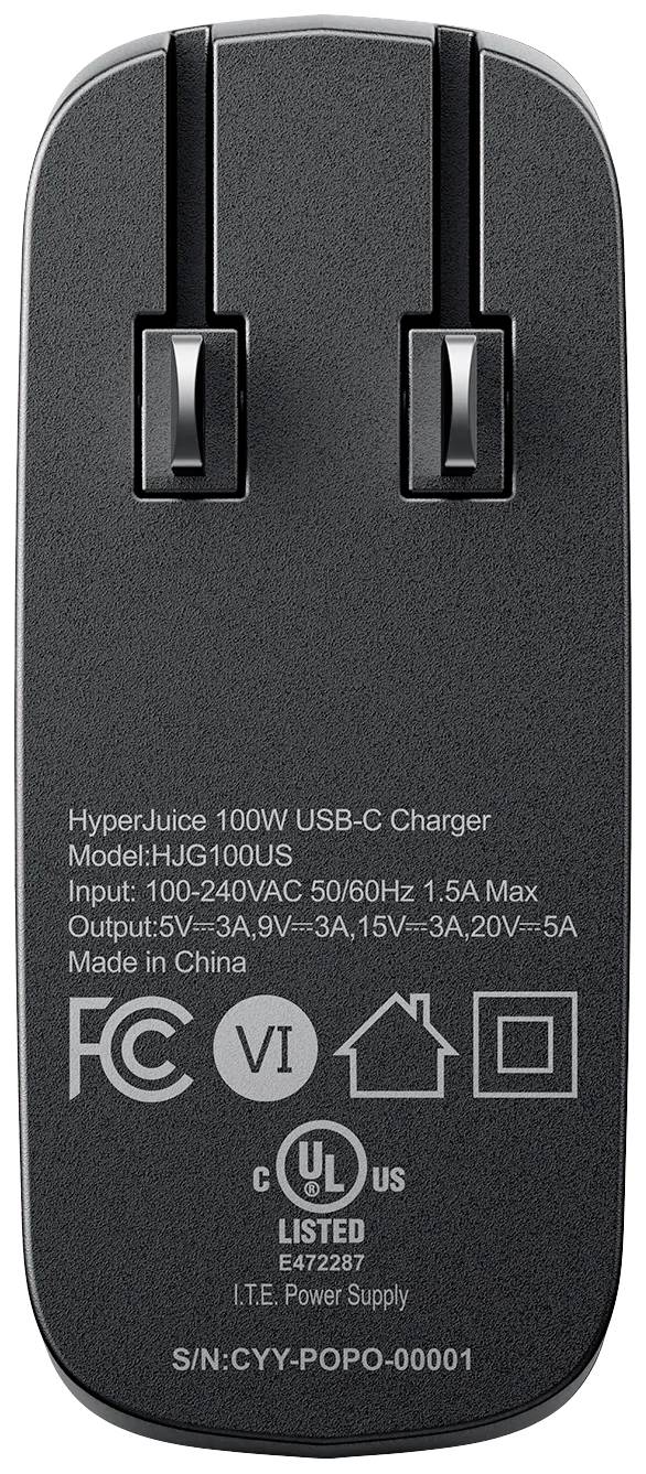 Op de achterkant van een zwarte USB-C-oplader zijn technische specificaties en certificeringen afgebeeld, waaronder ingang 100-240V.